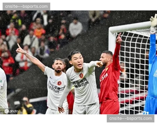 肯帕努任意球直接破门 铜梁龙外援成定位球专家